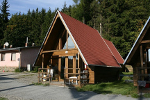 Camping Baldovec 4L chata Finlandia s vlastní kuchyňkou a sociálním zařízením.