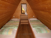 Camping Baldovec 4L chata Finlandia s vlastní kuchyňkou a sociálním zařízením.
