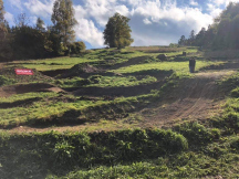 Bikepark Velhartice Bikepark nabízí adrenalinový zážitek v podobě 3 různě náročných tratí na kopci, na který je možné nechat se vyvést pomou..