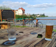 Autokemp Přehrada Mostkovice posezení Cykloška a Hotel Plumlov