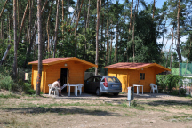 Autokemp Marin Mělice 4L chatka, 1x palanda, 1x manželská postel, varná deska, lednice, umyvadlo a WC. U chatky je zastřešená terasa a venkovní solární sprcha.