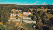 Resort pod Landštejnem  Resort pod Landštejnem nabízí 4 druhy ubytovacích jednotek, sportovní halu s tělocvičnou, venkovní asfaltové hřiště,beach volejbalové hřiště, vlastní restauraci a to vše v krásném prostředí České Kanady u Starého Města pod Landštejnem