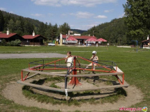 kolotoč v pozadí restaurace