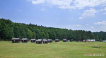 Autocamp Wilsonka na Dalešické přehradě 3l a 3+1l chatky, vpravo 2x bílá obytná maringotka
