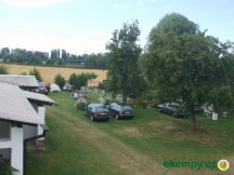 Autocamp Transit snídaně v trávě