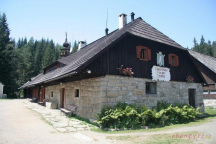 Autocamping Antýgl Pohled na budovu s králováckým erbem
