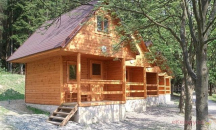 Camping Baldovec 4L Chata Silva je patrová chata s vlastním sociálním zařízením a teráskou.