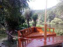 Tábořiště  U Včelky chatka posezení na palubě