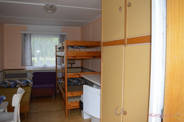 Autocamp Milovice Interiér chatky v campu 1