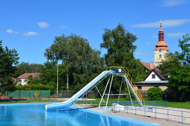 Autocamp Milovice Naše koupaliště s obří skluzavkou