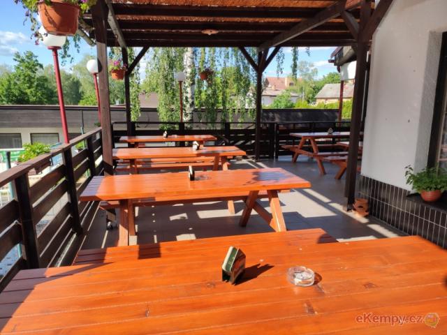 Autocamp Milovice terasa Restaurace CLUB