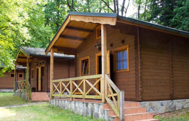 Autocamping Luhačovice 5L chatka s vlastní sprchou, WC, venkovní kuchyňkou