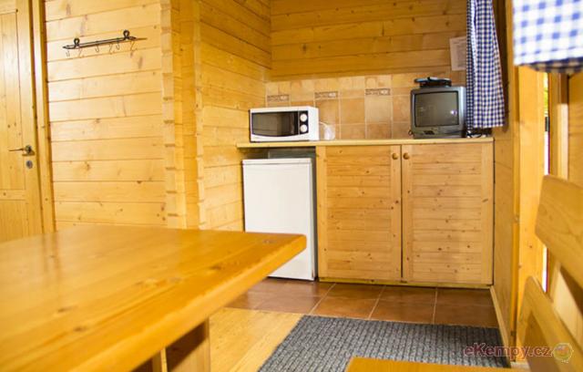 Autocamping Luhačovice 5L chatka s vlastní sprchou, WC, venkovní kuchyňkou