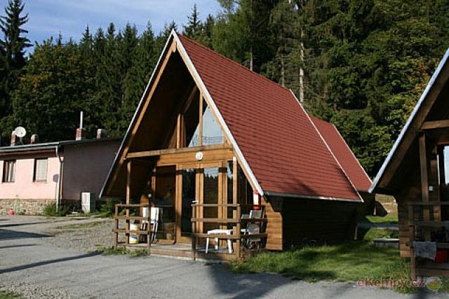 Camping Baldovec 4L chata Finlandia s vlastní kuchyňkou a sociálním zařízením.