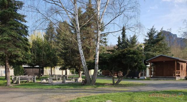 Autokemp Bílina Kyselka prostranství uprostřed kempu