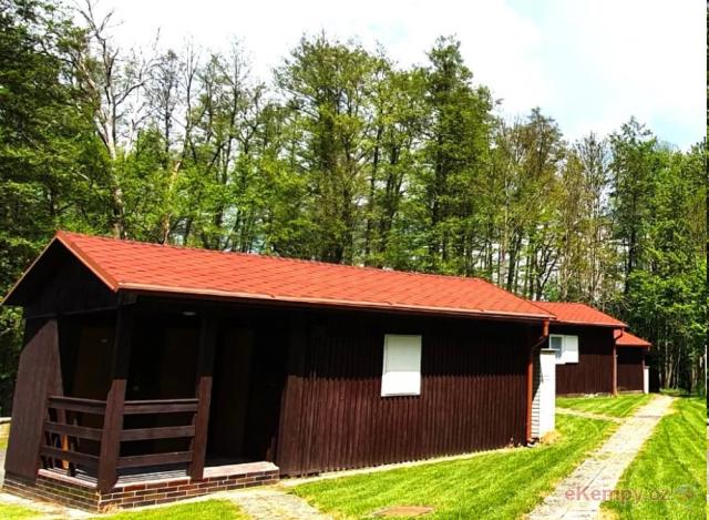 Rekreační Areál Příhrazy 4L chatky, s vlastní verandou, sociálním zařízením a vybavenou kuchyňskou linkou