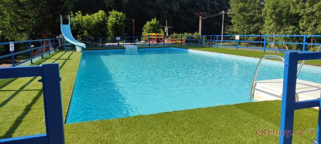 RESORT & CAMP Dešná  bazén v areálu