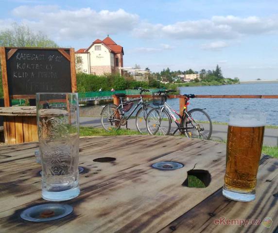 Autokemp Přehrada Mostkovice posezení Cykloška a Hotel Plumlov
