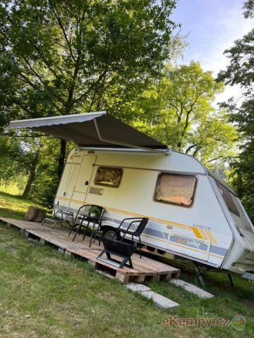 Kemp Pod Lipami Karavan