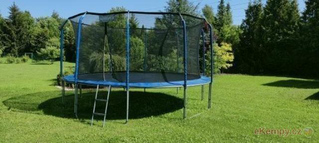 Camping na Staré Papírně trampolína