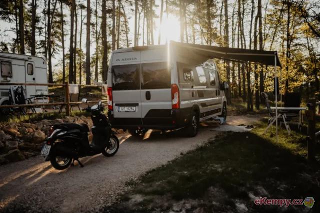 Kemp Starý Sad, Nesuchyně Kemp Starý Sad místo pro stan, obytný vůz či karavan