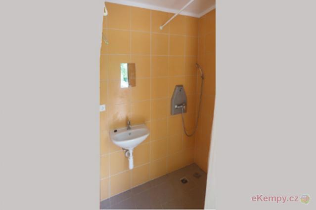 Kemp Na Slapnici Společná kouplna pro hosty ve stanech, karavanech a chatu č.8. Společné koupelny jsou dvě - mužská a ženská. Stejně tak i wc.